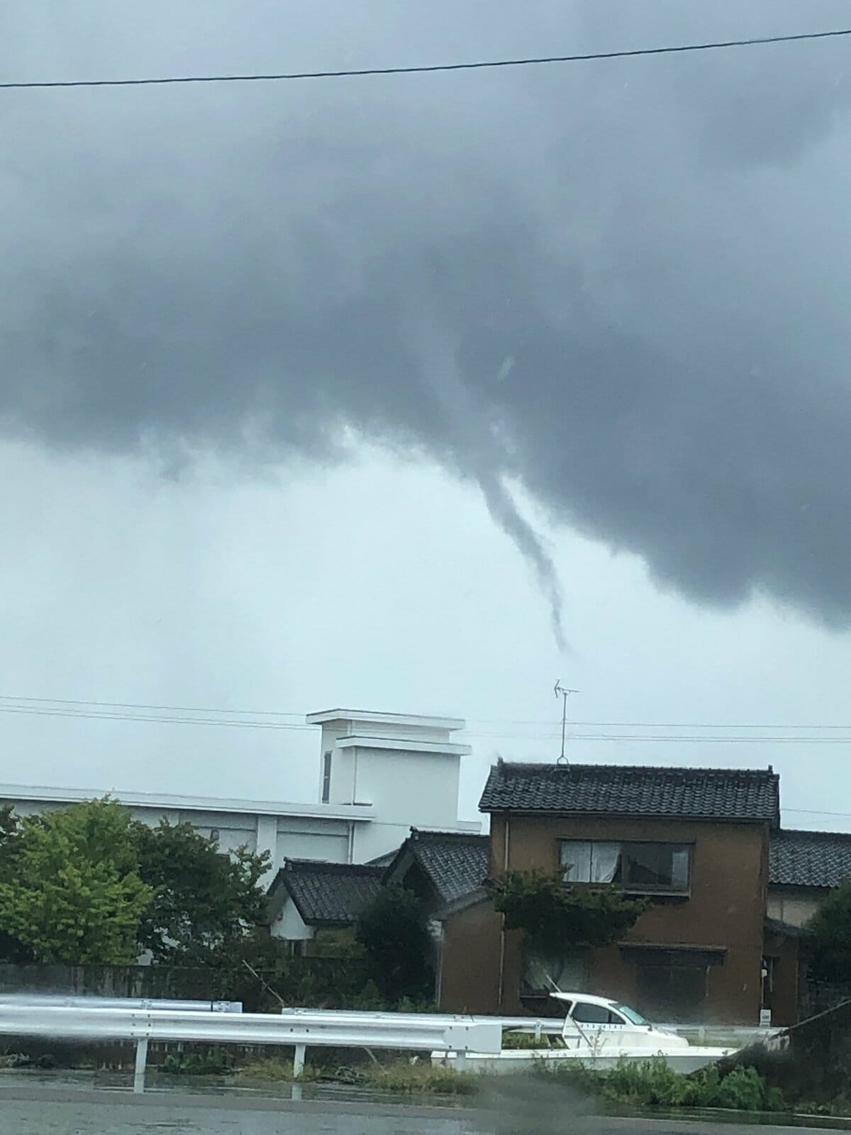 竜巻 突然5秒ほどのごう音が聞こえた」竜巻とみられる突風 家屋の屋根が壊れ