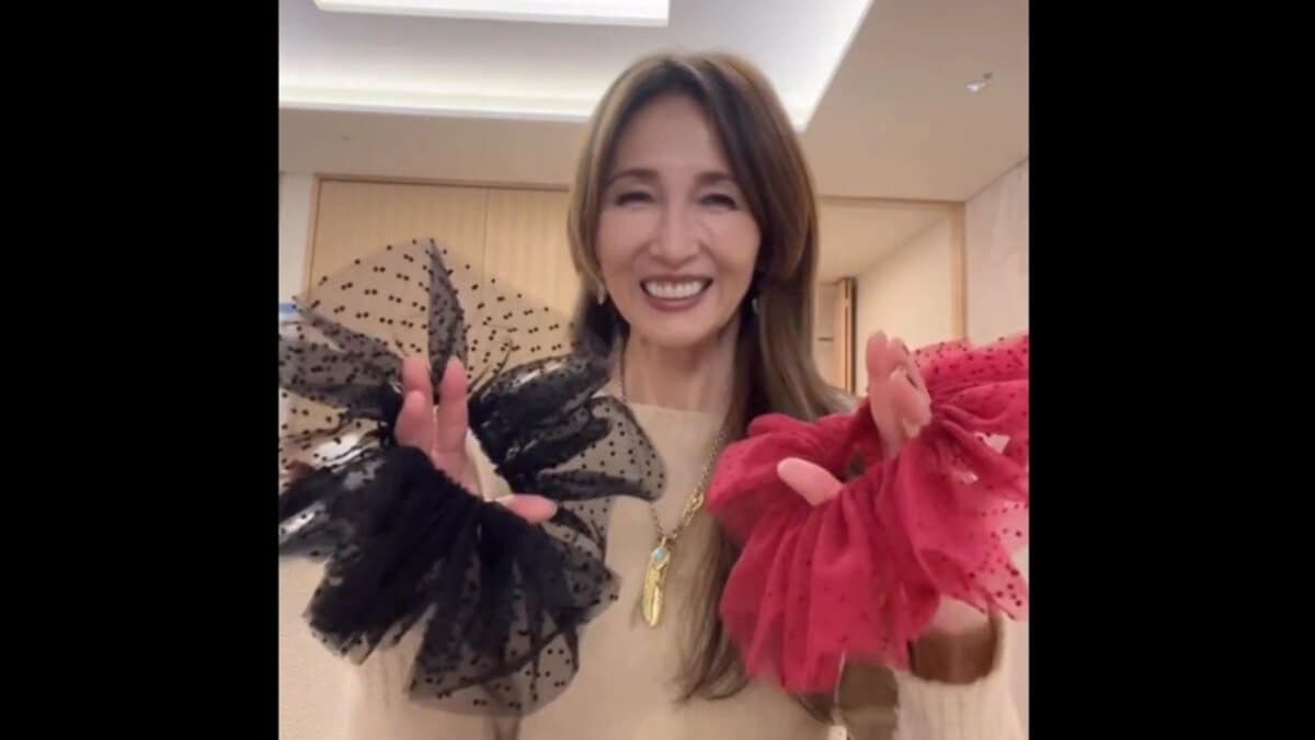 工藤静香 】 「何回もやり直した」 こだわりのグッズを実演紹介 「一緒