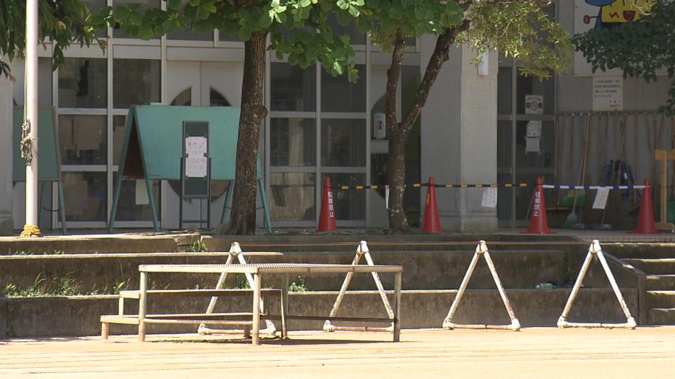 小学校の窓ガラス8枚割られる　給食室も被害、非常用給食に変更　那覇市