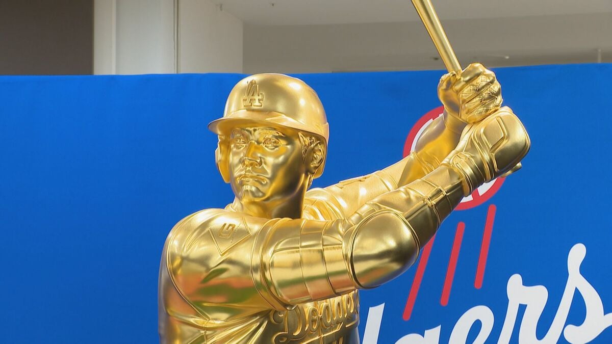 大谷翔平選手の“等身大黄金像” 二刀流揃って展示 2体で計1億1000万円