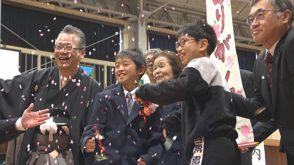 152年の歴史、最後の一人が巣立つ　津民小学校で「最後の卒業式」　大分・中津市