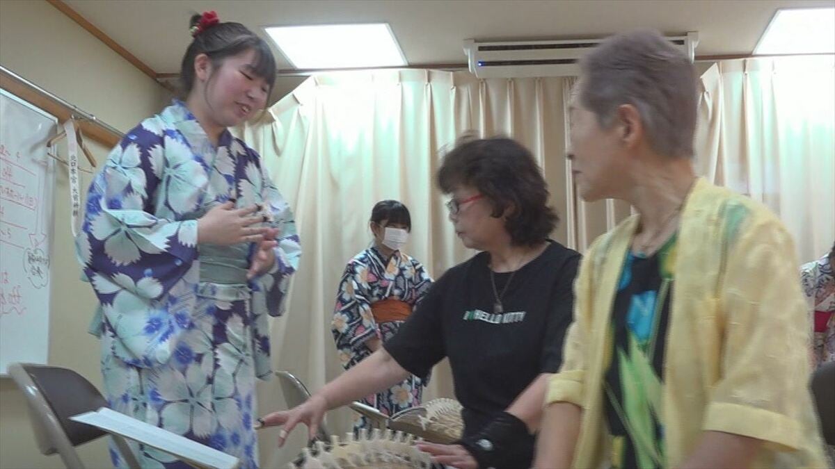 「若返りのもとになるかな」　70代、80代が箏の演奏に挑戦　高校生から弾き方を学ぶ　山梨・都留市