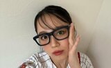 【 西野カナ 】 野球のユニフォーム姿のオフショット ファン反響 「メガネ最高です!!」「一生世界一かわいいです❤」|TBS NEWS DIG