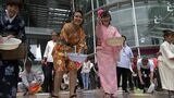 「打ち水効果で4.5℃下がった」サンポート高松の「打ち水大作戦」で230人が”涼”を生み出す|TBS NEWS DIG