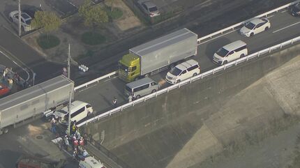 速報】名古屋・国道23号名四バイパスで車3台絡む事故 施設の送迎車に