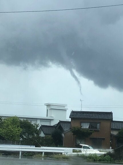 竜巻 突然5秒ほどのごう音が聞こえた」竜巻とみられる突風 家屋の屋根が壊れ