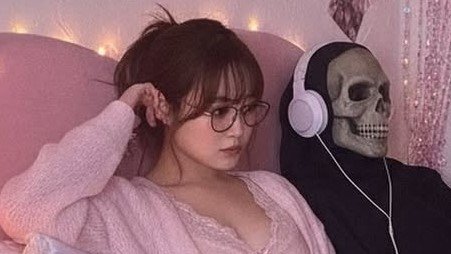 【鈴木奈々】「ハッピーハロウィン」骸骨とくつろぐ画像を公開|TBS NEWS DIG