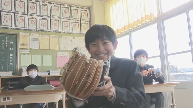 大谷翔平選手のグローブが来た！ 「サインがあってかっこよかった」 始業式で子どもたちにお披露目　蒲郡市・竹島小学校|TBS NEWS DIG