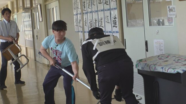 「自分の身を大切にしようと思った」 学校で不審者の侵入を想定した訓練 児童が机でバリケードを作り対応学ぶ 山梨・笛川学園|TBS NEWS DIG