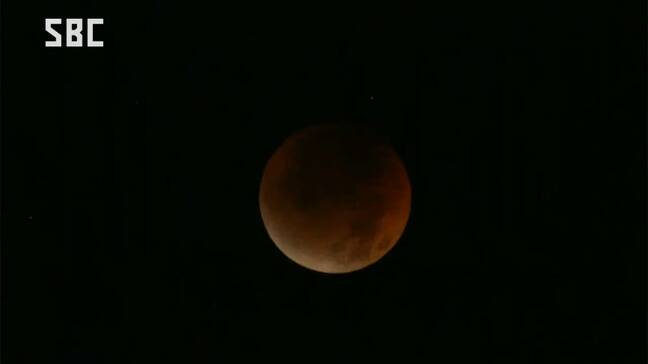 「やっぱりロマンです」約3年ぶりの天体ショー「皆既月食」が長野県内でも観測 「赤銅色」の月が夜空に 原村|TBS NEWS DIG