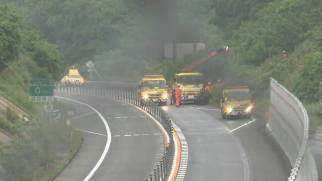 山陰道の下り線で法面崩れ、道路に泥水流入　松江玉造IC‐宍道IC上下線で災害通行止め　土のうを置くなどして応急復旧工事|TBS NEWS DIG