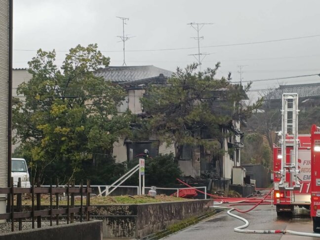 【速報】小矢部市の住宅火災は鎮火　82歳の男性1人が顔などにやけどで搬送　|TBS NEWS DIG