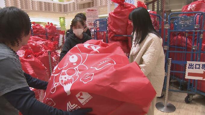 800個が予約完売の福袋　当日販売88個に660人が挑戦！人気ショッピングセンターに長蛇の列　富山　|　富山のニュース｜天気・防災｜チューリップテレビ