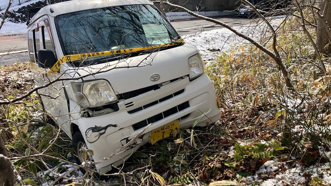 高速道路の高架下の外壁に軽乗用車が衝突　70代男女が病院搬送　命に別状なし　北海道千歳市　|　北海道のニュース｜HBC北海道放送