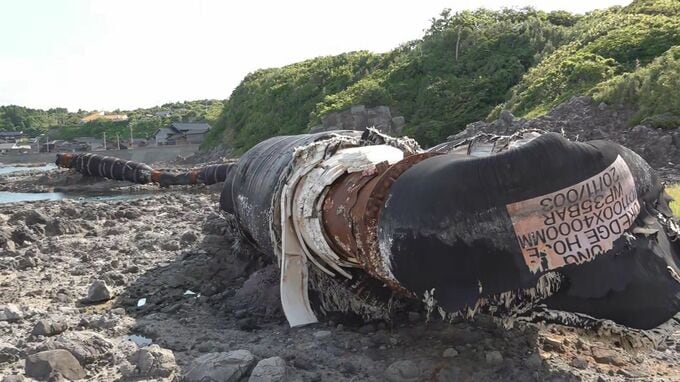 海岸に中国製の巨大ホース漂着 長さ約150メートルで重さ推定300トン 海底の土砂を取り除く浚渫用のパイプか 石川・志賀町|TBS NEWS DIG