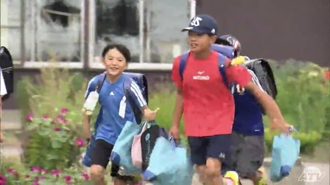 校舎に戻る元気な児童たちの声　多くの小中学校で夏休み終わる　宿題の工作を抱えて登校　楽しかった夏の思い出を発表　青森県|TBS NEWS DIG