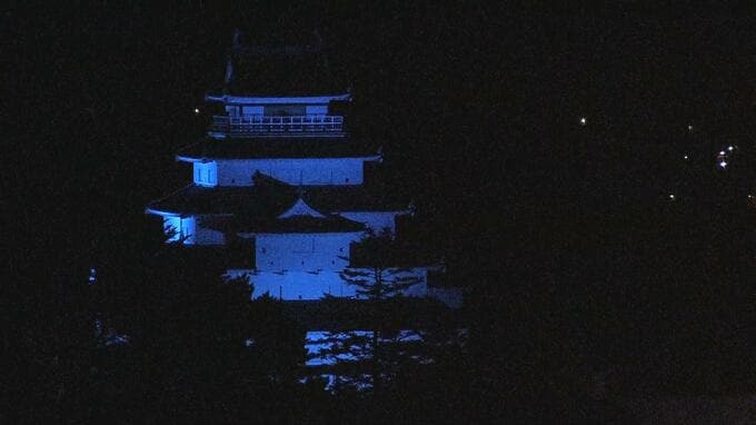 八重の桜の舞台「鶴ヶ城」もサムライブルーにライトアップ（会津若松市・福島）　|　福島のニュース│TUF