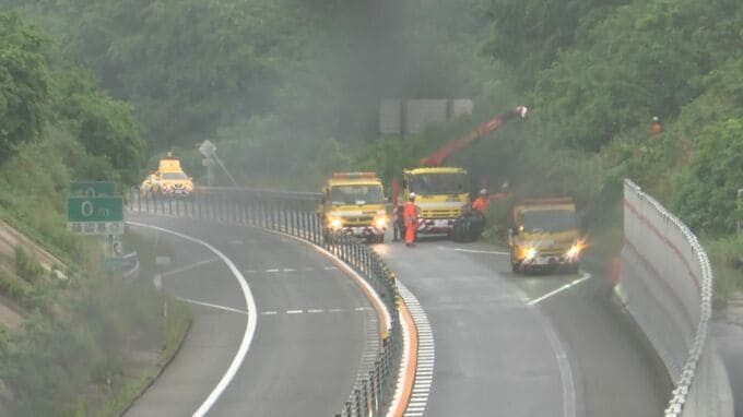 山陰道の下り線で法面崩れ、道路に泥水流入　松江玉造IC‐宍道IC上下線で災害通行止め　土のうを置くなどして応急復旧工事　|　BSSニュース | BSS山陰放送