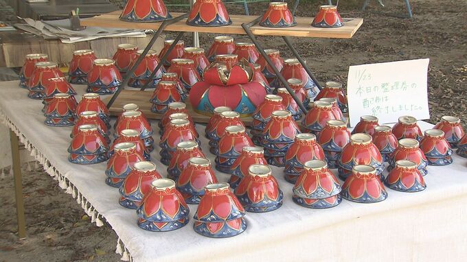 花笠模様の「壺屋焼」求めて早朝から行列　壺屋陶器まつり　沖縄・那覇　|　沖縄のニュース｜RBC 琉球放送