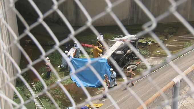 つり下げた車体の重さは「想定以上」　バランス崩したか　クレーン搭載トラック転落 2人死亡　引き上げ始まる　|　RCC NEWS | 広島ニュース | RCC中国放送