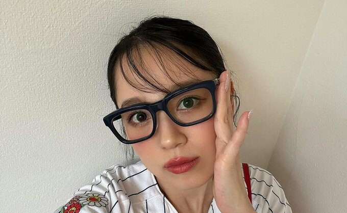 【 西野カナ 】　野球のユニフォーム姿のオフショット　ファン反響　「メガネ最高です！！」「一生世界一かわいいです❤」|TBS NEWS DIG