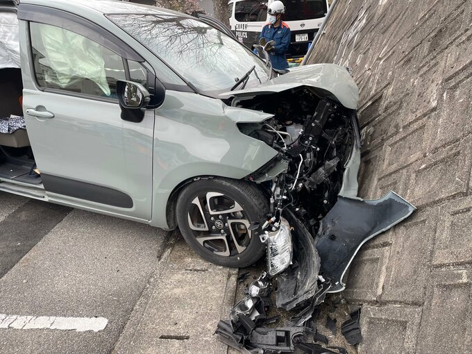 80代夫婦の車が“時速50～60kmほど”で法面に衝突　助手席の夫は死亡　妻も腰の骨折など大けが　駐車場に入りスピード保って衝突か　広島・尾道市|TBS NEWS DIG