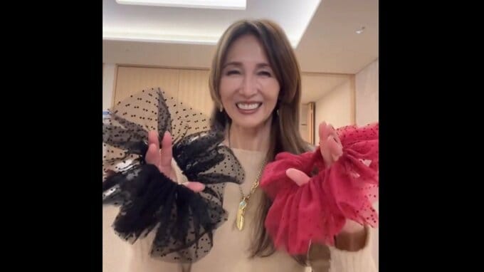 【 工藤静香 】 「何回もやり直した」　こだわりのグッズを実演紹介　「一緒に楽しいものを付けられたらいい」|TBS NEWS DIG