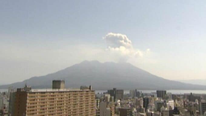 桜島の活動活発　23日は正午までに8回噴火　上空風なく噴煙は直上に|TBS NEWS DIG
