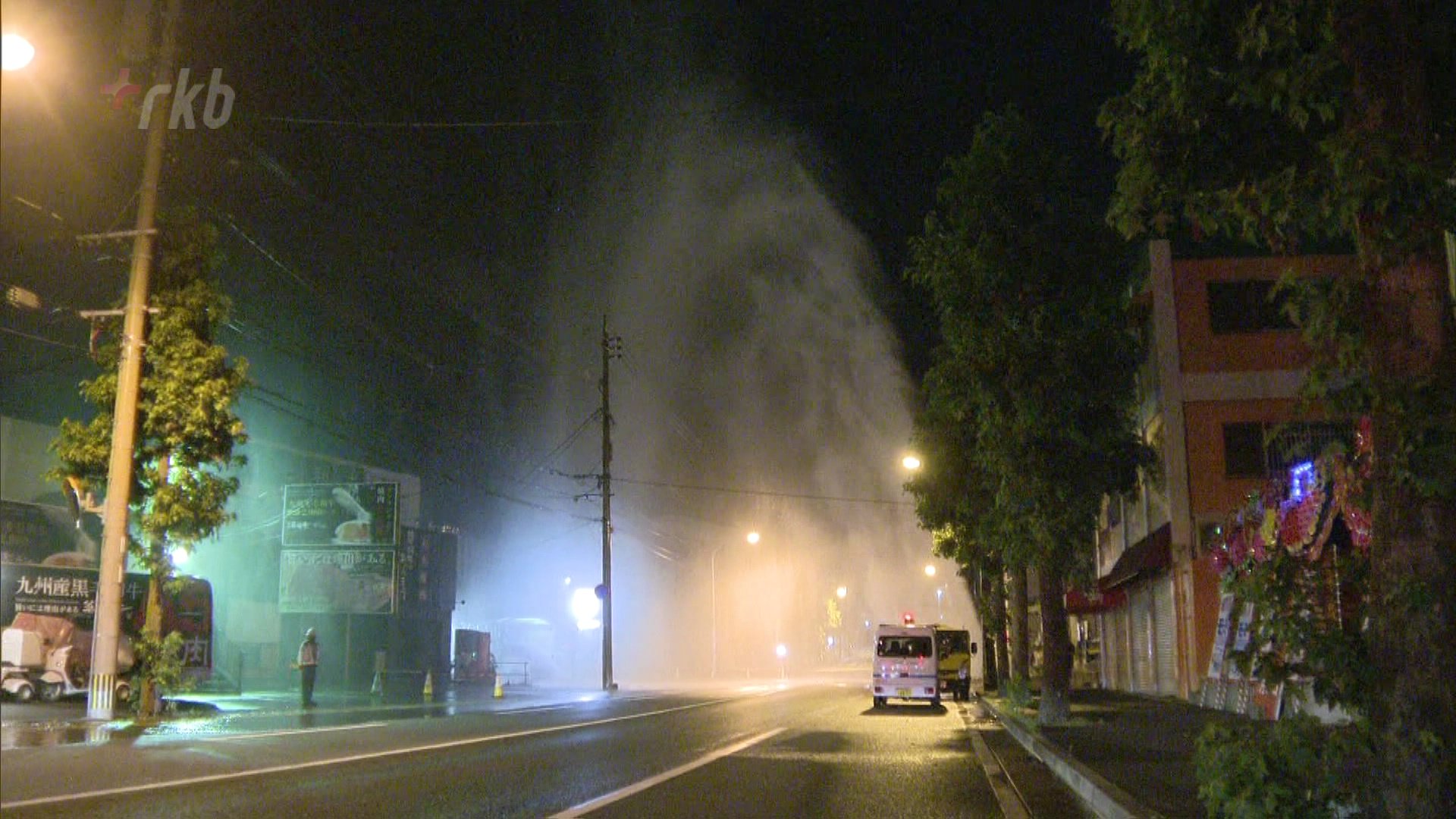 道路から水が噴き出す 電線越える高さまで 50年以上前に設置の水道管が破損 福岡 北九州市 Tbs News Dig