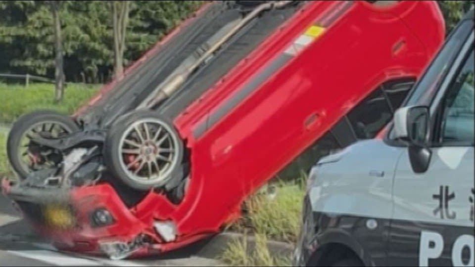 飛んで来た鳥を避けようとハンドル操作を誤ったか 中央分離帯に接触後