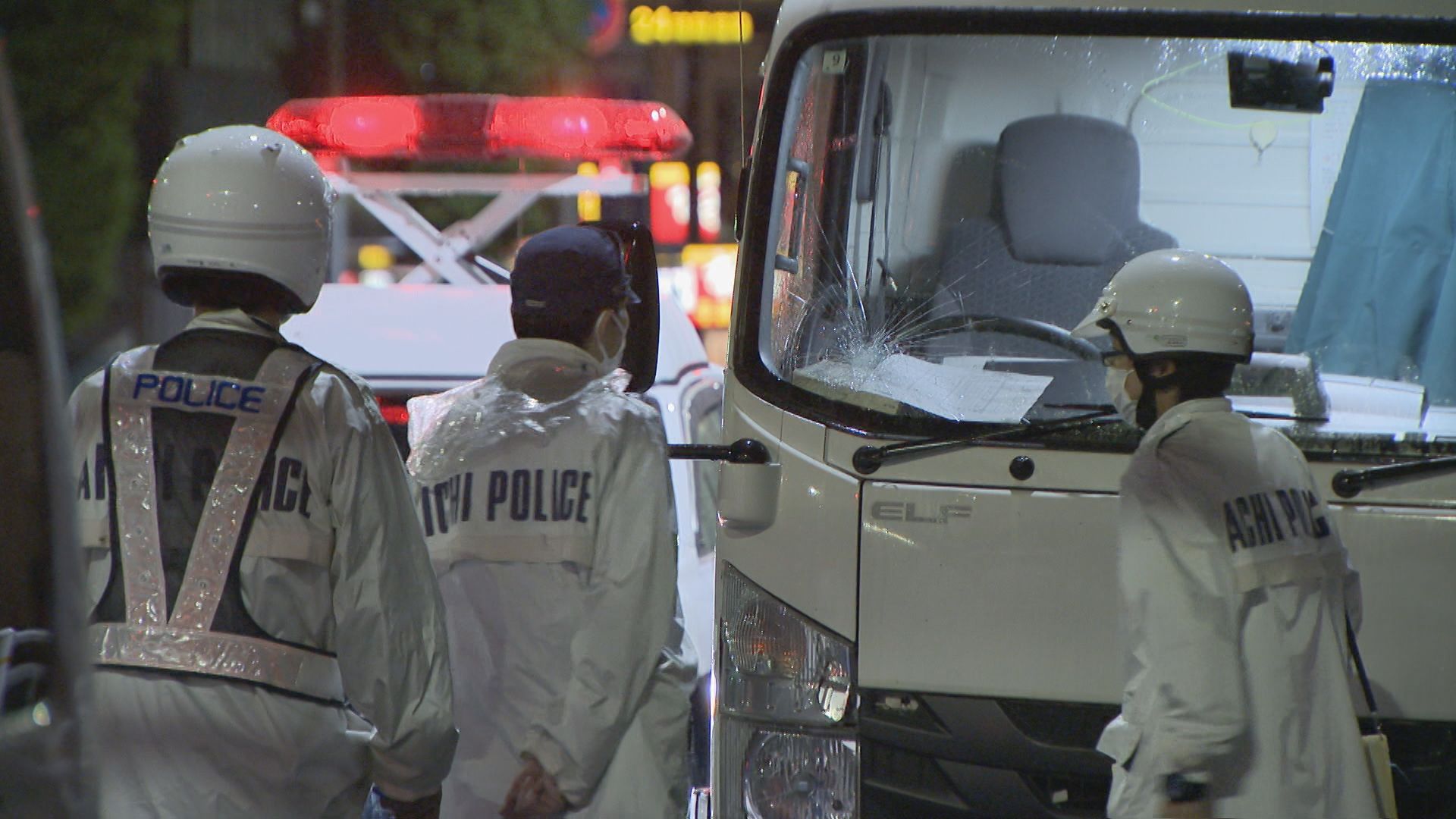 自転車で横断歩道を横断中にトラックにはねられる　29歳の男性が死亡