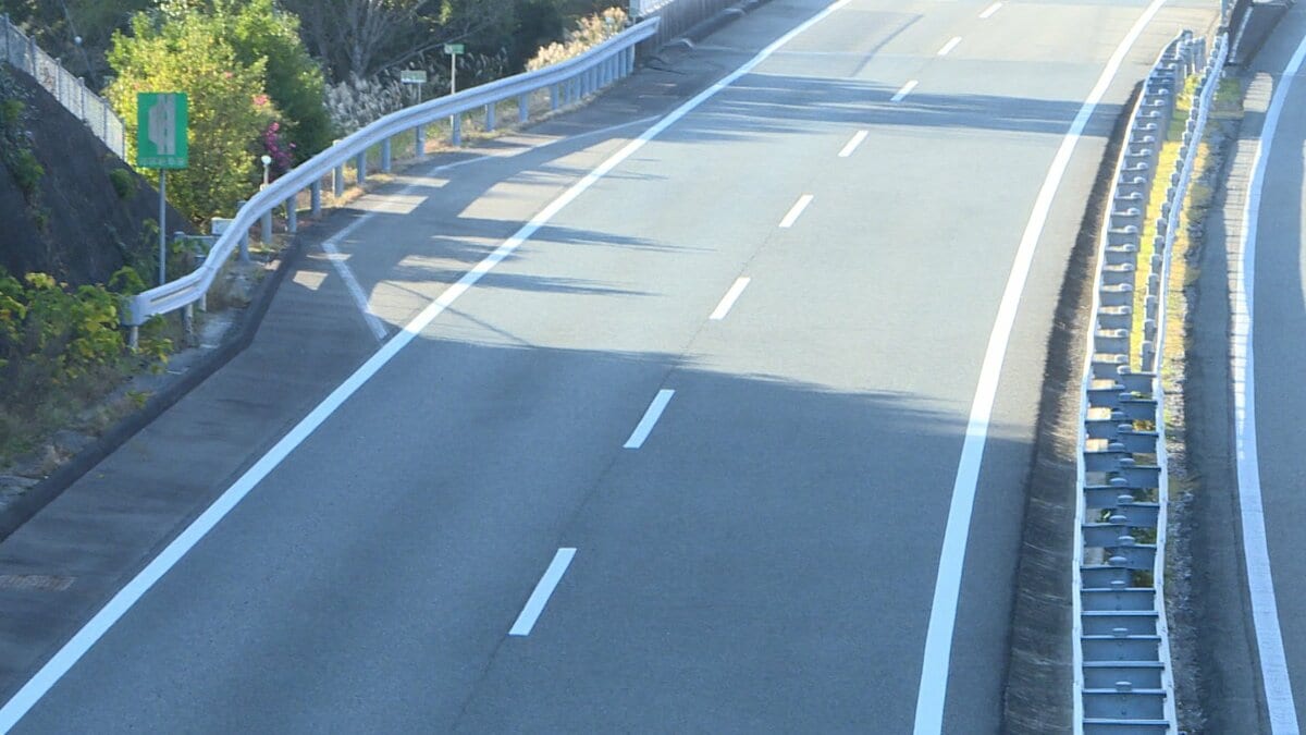 軽トラックが高速道路を14km逆走、運転は80代男性⋯立川PA(パーキングエリア)を出た後“本線上”で向きを変え逆走を始めたか【高知・愛媛】