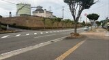 コンビニ駐車場に停車中・バックで車道を越え反対車線の歩道へ乗り上げ|TBS NEWS DIG