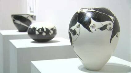 九谷焼　黒い花瓶 花と鳥の絵柄 陶器製 白い陶器に黒一色で描かれた花や鳥 九谷焼をベースに独自の世界を