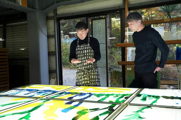 大型ステンドグラス　富山駅にあす（18日）お目見え【あいの風とやま鉄道】ミナ ペルホネンデザイナー皆川明氏監修「生命の根」　縦4.5メートル、横3.9メートル　|　富山のニュース｜天気・防災｜チューリップテレビ