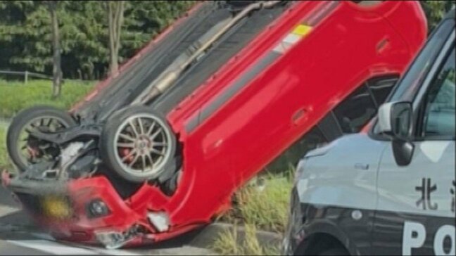 飛んで来た鳥を避けようとハンドル操作を誤ったか　中央分離帯に接触後、前の車に衝突し横転　2人軽傷　北海道北広島市・国道36号線|TBS NEWS DIG