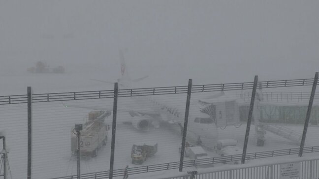 【速報・追記あり】年越し寒波で青森空港欠航相次ぐ 大雪警報7市町村「すごいね、青森は」「またか」 元日から雪かきに追われる 青森県|TBS NEWS DIG
