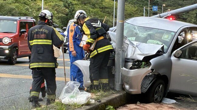 【速報】乗用車が信号機の柱に衝突→信号機は倒れ…3人を病院に搬送 山口|TBS NEWS DIG