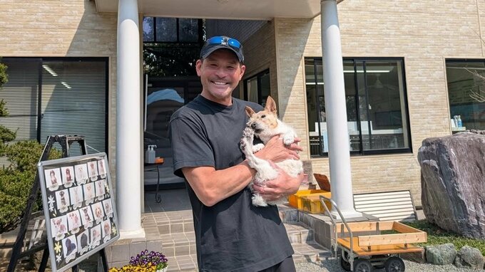 【照英】愛犬テン19歳　 “生まれ故郷の愛犬ハウス” に里帰り　陽光の下で抱かれて笑顔|TBS NEWS DIG