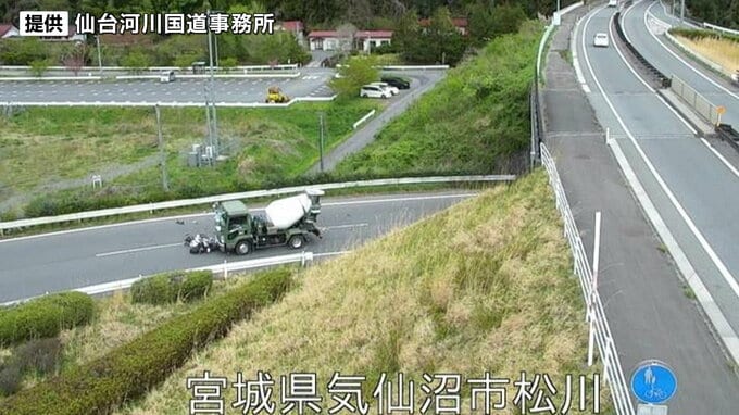 【速報】ミキサー車とバイクが正面衝突　バイクの40代男性搬送　意識あり　宮城・気仙沼市|TBS NEWS DIG