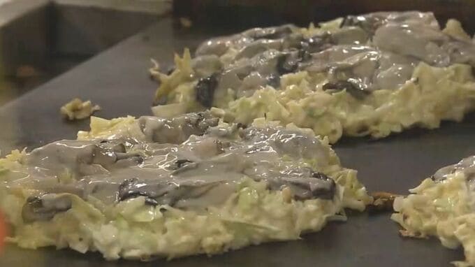 「カキの大量死」で客数が激減している飲食店「比較的被害が少ない一年ものなど使用して提供」カキオコを伊原木岡山県知事が視察【岡山・備前市】|TBS NEWS DIG