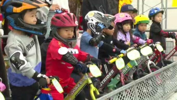 人気急上昇中！ペダルなし自転車「ストライダー」大会　2歳児も参加  １５０人が力走　|　愛媛のニュース - Nスタえひめ｜あいテレビは6チャンネル