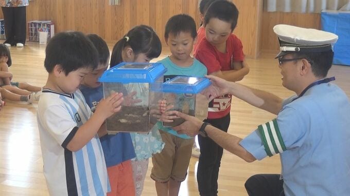 ｢スズムシ｣で交通安全⁉ 警察が“秋の風物詩”を園児にプレゼント 日没時間早まる秋は交通事故が増加  愛知県警春日井署|TBS NEWS DIG