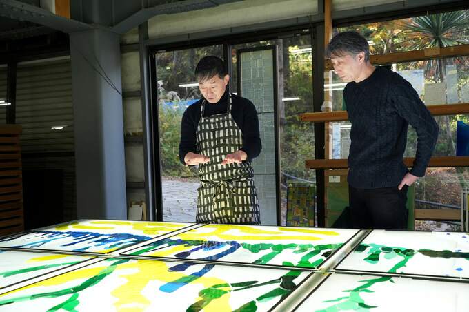 大型ステンドグラス　富山駅にあす（18日）お目見え…ミナ ペルホネン デザイナー皆川明氏監修「生命の根」　縦4.5メートル、横3.9メートル【あいの風とやま鉄道 改札口】　|　富山のニュース｜天気・防災｜チューリップテレビ