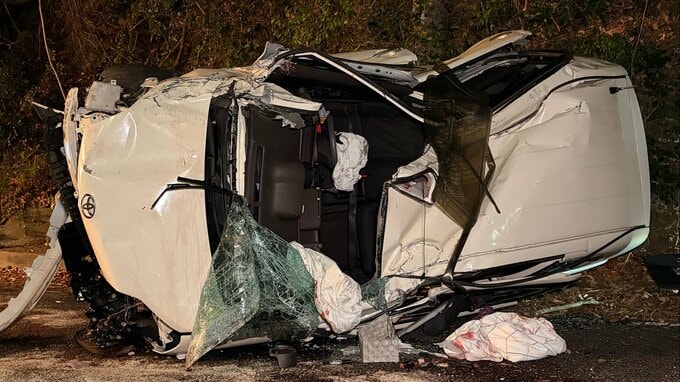 大きくひしゃげた車体…70代女性が意識不明の重体　ブロック塀に衝突し横転か　長崎・佐世保|TBS NEWS DIG
