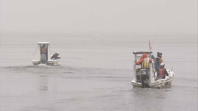 妻は未だ行方わからず…　湖に沈んだ状態の夫の遺体を発見　漁船転覆・31歳と27歳のシジミ漁師の夫婦が行方不明|TBS NEWS DIG