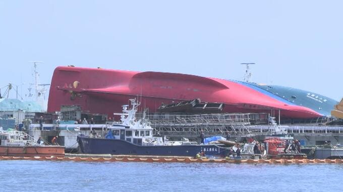 【速報】造船所で船が横転し２人けが　横転した船から油が海に流出　宮城・気仙沼市　|TBS NEWS DIG