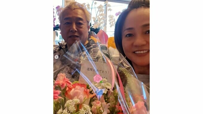 橋本志穂さん　退院を報告　夫・ガダルカナル・タカさんと笑顔で２ショット「小腸が浮腫んで水溜まった感じだった」　江口ともみさんからお花も|TBS NEWS DIG