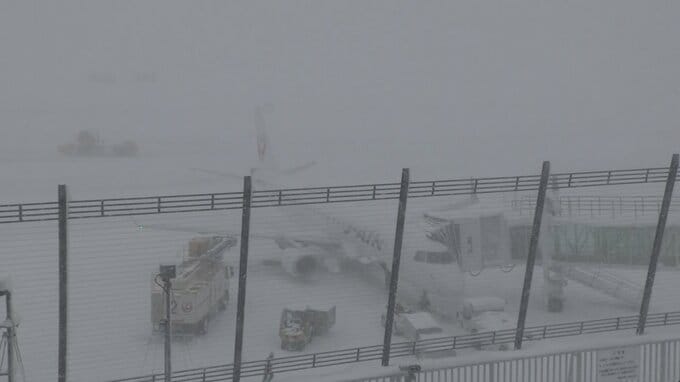 【速報・追記あり】年越し寒波で青森空港欠航相次ぐ　大雪警報７市町村「すごいね、青森は」「またか」　元日から雪かきに追われる　青森県　|　青森のニュース│ATV NEWS│青森テレビ