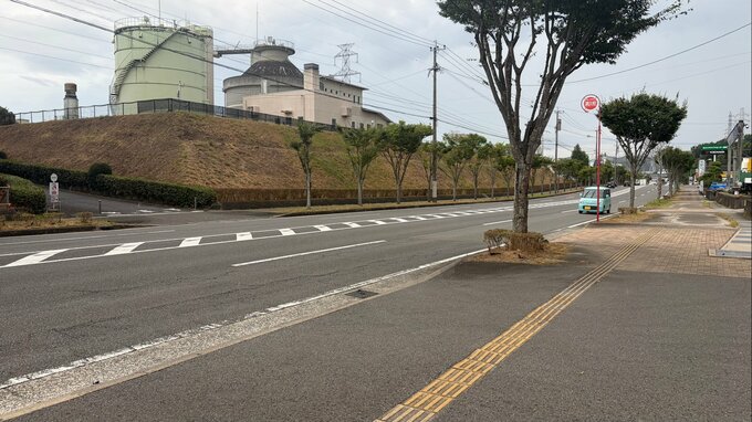 コンビニ駐車場に停車中・バックで車道を超え反対車線の歩道へ乗り上げ|TBS NEWS DIG